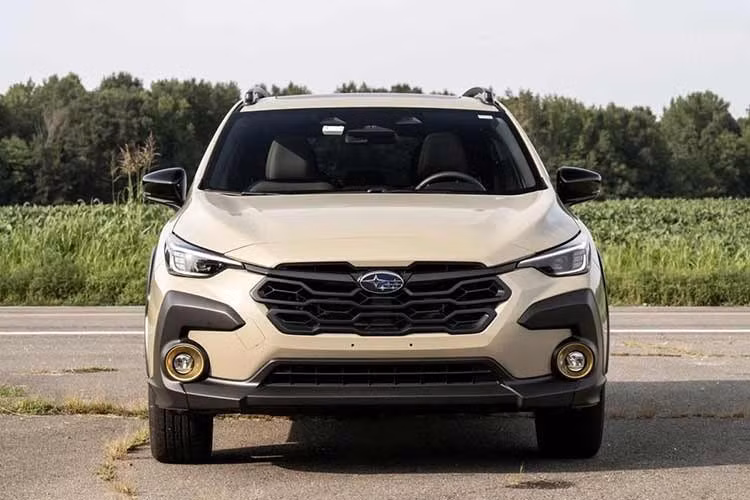 Subaru Crosstrek đang bán tại Việt Nam vốn được nhập khẩu nguyên chiếc từ Nhật Bản đồng thời có cả phiên bản máy xăng và hybrid. Hiện chưa rõ sự thay đổi của Crosstrek 2027 tại Nhật Bản có ảnh hưởng đến xe ở Việt Nam trong thời gian tới hay không.