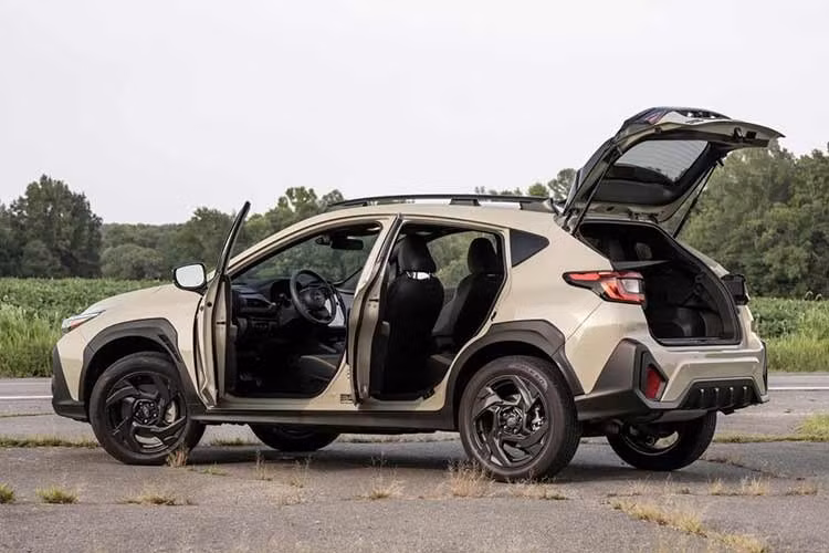 Người mua vẫn có thể chi thêm tiền cho nhiều phụ kiện tùy chọn, bao gồm gói STI Aero với các chi tiết cản trước, ốp sườn, phần mở rộng cản sau và cánh gió đuôi. Subaru Impreza Smart Edition 2027 được trang bị hệ thống định vị và bàn đạp nhôm tiêu chuẩn. Trong khi đó, Impreza Smart Edition AWD cũng thêm vô lăng và ghế sưởi.