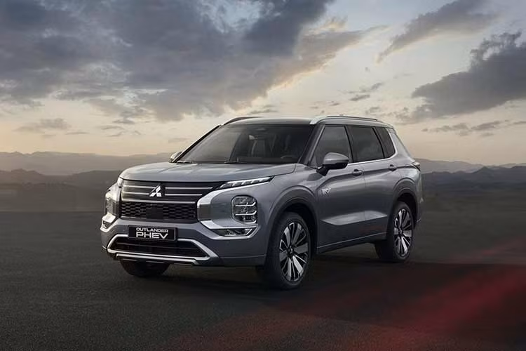 Mitsubishi Outlander thế hệ mới ﻿Sau khi dừng bán Outlander tại Việt Nam từ cuối năm 2025 và bổ sung Destinator vào danh mục sản phẩm, Mitsubishi lên kế hoạch đưa mẫu C-SUV quen thuộc trở lại thị trường trong năm nay. Phiên bản mới sẽ được nhập khẩu trực tiếp từ Nhật Bản và thuộc thế hệ thứ tư. Tuy vậy, Mitsubishi chưa công bố cấu hình động cơ cũng như danh sách trang bị cho mẫu xe này.