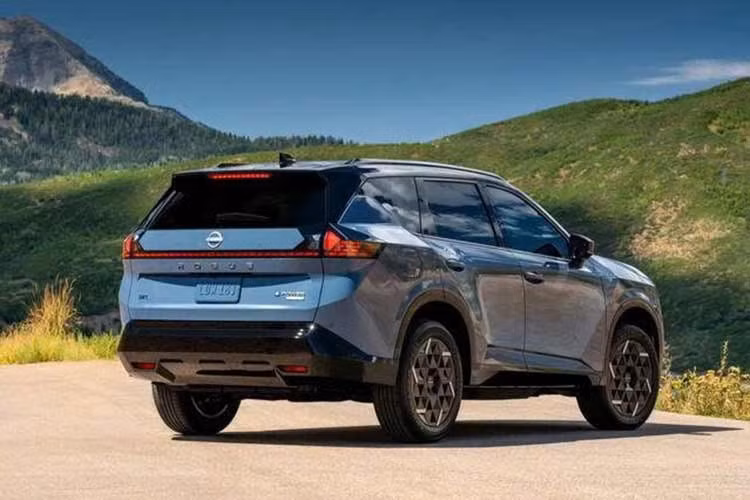 Bảng màu ngoại thất của mẫu SUV cỡ C này gồm 8 màu đơn và 2 tùy chọn phối hai tông màu, trong đó có màu xanh dương Horizon Blue Pearl Metallic mới. Nissan X-Trail Hybrid 2027 sở hữu chiều dài 4.651 mm, chiều dài cơ sở 2.705 mm và khoảng sáng gầm từ 213-216 mm, tùy phiên bản.