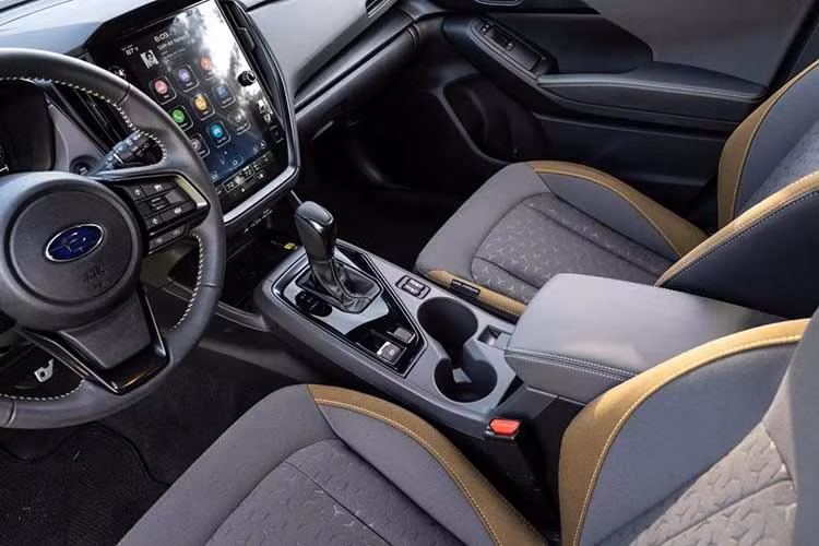 Riêng Subaru Crosstrek 2027 bản Premium EX có bảng đồng hồ kỹ thuật số 12,3 inch, hệ thống định vị tiêu chuẩn và gói hỗ trợ lái EyeSight X ADAS. Hệ thống âm thanh Harman Kardon là trang bị tùy chọn của bản Premium EX.