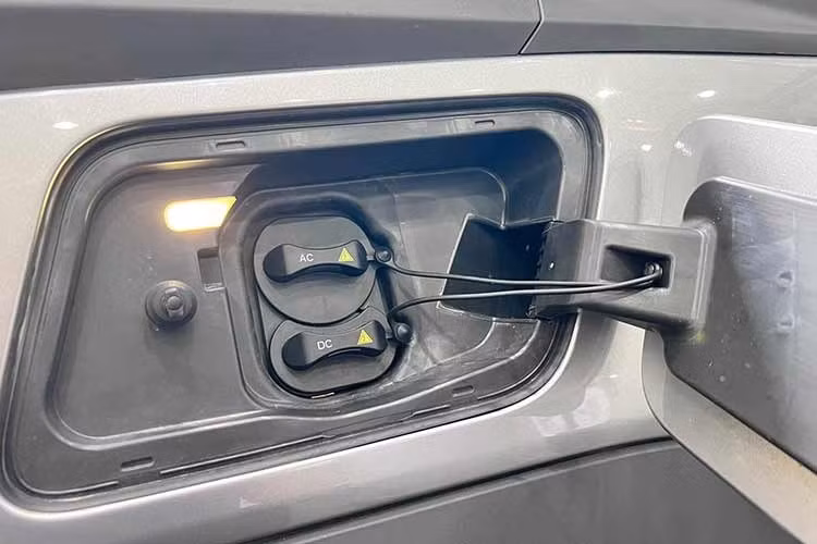 VF Wild còn được trang bị hệ thống trợ lý ảo 3.0 với khả năng nhân bản giọng nói, hiểu ngữ cảnh và trò chuyện tự nhiên; giám sát và điều khiển xe từ xa qua smartphone hoặc smartwatch; cập nhật phần mềm từ xa qua giao thức FOTA; theo dõi sức khỏe pin, phát hiện sớm các dấu hiệu và đưa ra khuyến nghị tối ưu hiệu suất; ghi nhận xu hướng và hành vi lái xe, hỗ trợ người dùng xây dựng thói quen lái xe an toàn…