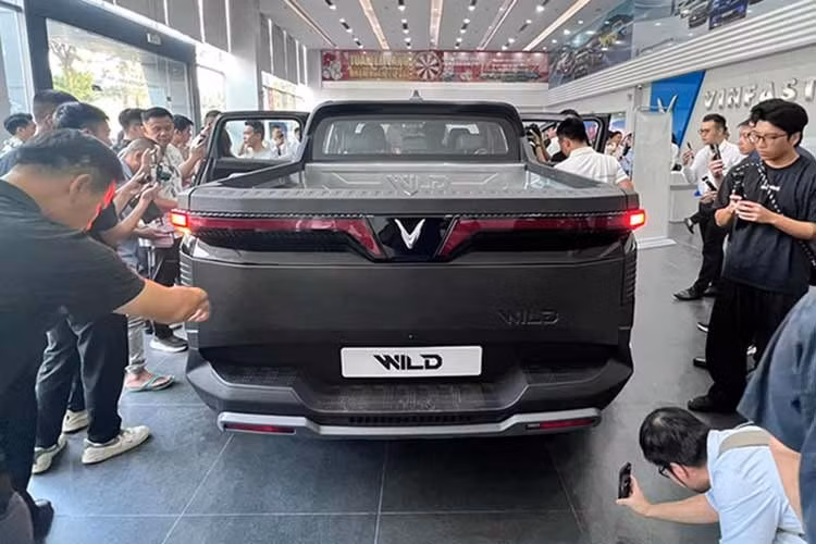 Nắp ca-pô của Vinfast VF WILD mới sở hữu những đường dập gân nổi khối thể thao, kết hợp hài hòa với các chi tiết trang trí tối màu tương phản. Thân xe nổi bật với các mảng ốp lớn chạy quanh vòm bánh và mép dưới thân xe, đi kèm bộ vành có kích thước 18 inch cùng hệ thống bệ bước chân kéo dài.