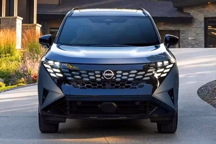 Trong khi đó, toàn bộ thiết kế thân xe của Nissan X-Trail Hybrid 2027 đã được làm mới. Nissan cung cấp 3 kiểu dáng và công nghệ hệ truyền động khác nhau cho X-Trail tại thị trường Mỹ, bao gồm động cơ đốt trong thông thường, hybrid và hybrid sạc điện (PHEV). Trong đó, phiên bản PHEV được phát triển dựa trên Mitsubishi Outlander.