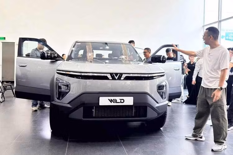 Mẫu xe bán tải Vinfast VF WILD đã chính thức có mặt tại các đại lý chính hãng, xe sở hữu thiết kế tương đồng với phiên bản thương mại mà VinFast công bố trước đó. Khu vực đầu xe gây ấn tượng bằng dải đèn LED định vị ban ngày trải dài theo chiều ngang, ôm trọn logo biểu tượng hình chữ V ở trung tâm, trong khi cụm đèn chiếu sáng chính được di chuyển xuống vị trí thấp hơn ở hai bên.
