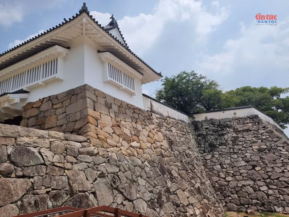 Tường thành kiên cố của vọng gác gần lâu đài.