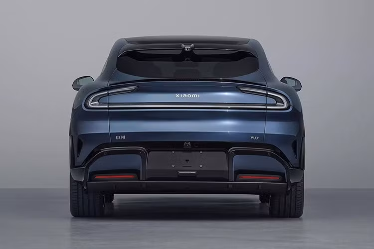 Giám đốc điều hành Xiaomi – ông Lei Jun nhanh chóng lên tiếng giải thích rằng màu sơn của YU7 lấy cảm hứng từ ngọc lục bảo Colombia, song điều này không ngăn được cư dân mạng gán cho chiếc xe biệt danh "Ferrari Mi", nối tiếp biệt danh "Porsche Mi" mà mẫu sedan SU7 từng nhận khi ra mắt. Một số người thậm chí hài hước cảm ơn Lei Jun vì đã "mang Ferrari đến với công chúng".