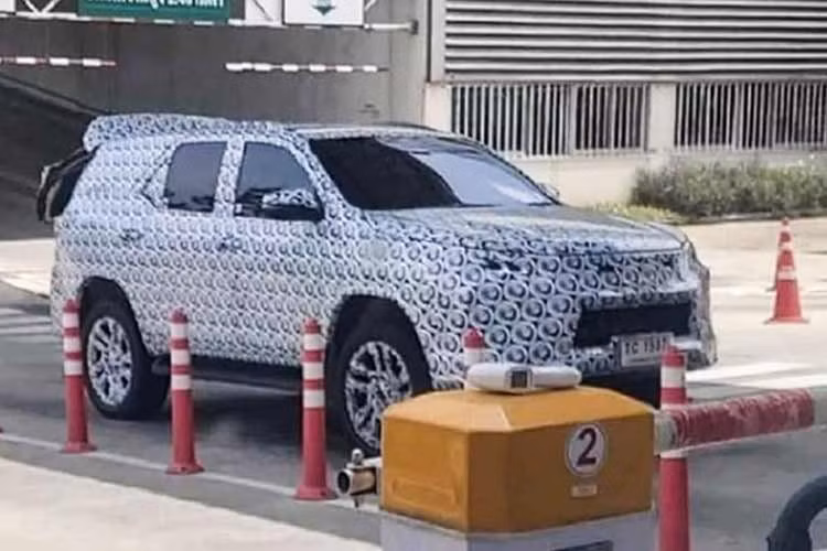 Vì vậy, nếu những thay đổi được thể hiện trong ảnh dựng Toyota Fortuner thế hệ mới trở thành hiện thực, câu hỏi đáng chờ đợi sẽ là mẫu xe SUV thương hiệu Nhật Bản này có đủ sức tạo khác biệt trước Ford Everest và các đối thủ cùng phân khúc hay không.