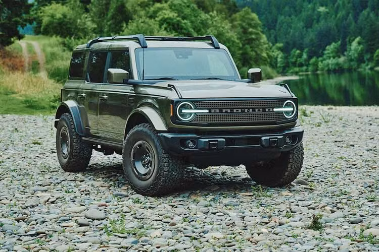 Hãng xe Ford vừa chính thức giới thiệu dòng xe SUV địa hình Bronco 2027 mới với nhiều cải tiến quan trọng, đánh dấu bước chuyển mình lớn nhất của dòng SUV này trong những năm gần đây.