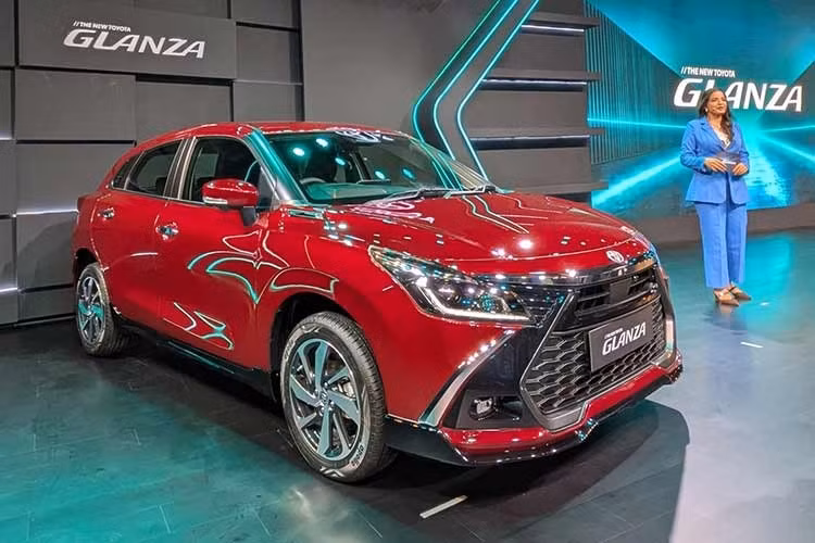 Gần đây Suzuki đã nâng cấp giữa vòng đời lần thứ 3 cho mẫu hatchback hạng B Baleno của mình. Do Toyota lấy nền tảng mẫu xe này để tạo ra chiếc Glanza của mình, vì vậy Glanza 2026 thế hệ mới cũng có các nâng cấp tương tự. Tuy nhiên Toyota đã cố đổi thiết kế đầu xe cho "ngầu" hơn.