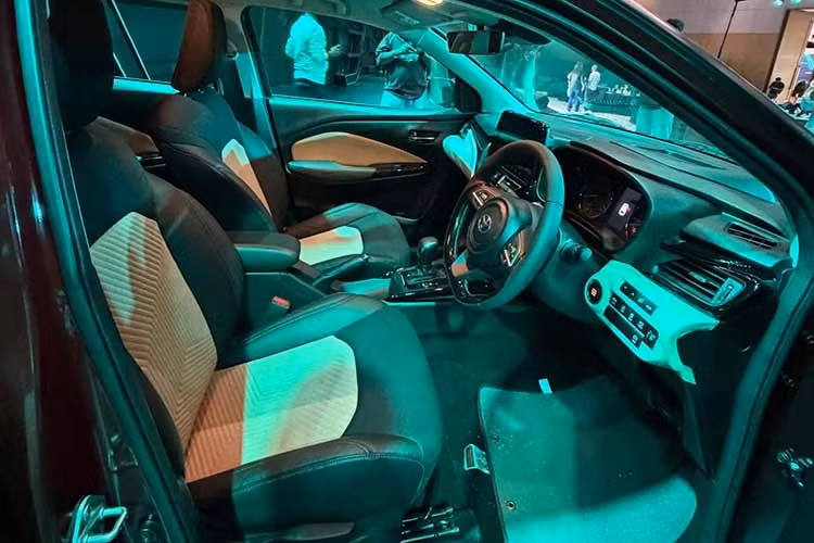 Toyota đã nâng cấp sự tiện nghi với hàng ghế trước tích hợp tính năng thông gió, điều khiển qua phím bấm ở bệ trung tâm. Ngoài ra, xe còn sở hữu sạc điện thoại không dây tích hợp công nghệ làm mát chủ động nhằm hạn chế tình trạng quá nhiệt cho thiết bị trong quá trình sạc. Cụm đồng hồ hiển thị tiếp tục duy trì dạng kết hợp cơ và kỹ thuật số.