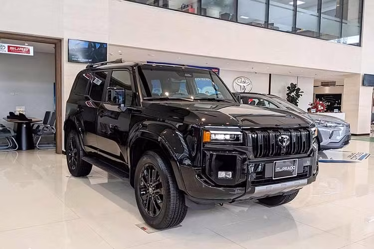 5. Toyota Land Cruiser Prado: 31 xe Toyota Land Cruiser Prado bán ra 31 xe, không tăng, không giảm so với tháng liền trước. Doanh số cộng dồn trong 9 tháng đầu năm của Toyota Land Cruiser Prado đạt 263 xe. Không có gì bất ngờ khi Toyota Land Cruiser Prado bán kém ở thị trường Việt Nam vì xe sở hữu giá bán lên đến 3,46-3,48 tỷ đồng. Đó là chưa kể đến việc xe thường xuyên rơi vào tình trạng cung không đủ cầu tại đại lý.