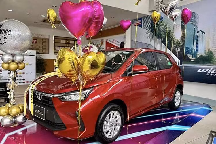 9. Toyota Wigo: 52 xe Mẫu xe cuối cùng trong top 10 ôtô bán kém nhất Việt Nam trong tháng 9/2026 là Toyota Wigo. Mẫu xe này bán ra 52 xe, giảm 31,5%. Dù có giá rẻ, chỉ từ 405 triệu đồng, Wigo lại sở hữu doanh số thấp hơn nhiều so với người anh em Land Cruiser (132 xe) và Land Cruiser FJ (151 xe). Doanh số cộng dồn trong 9 tháng đầu năm 2026 của Toyota Wigo cũng khá khiêm tốn, chỉ đạt 473 xe.