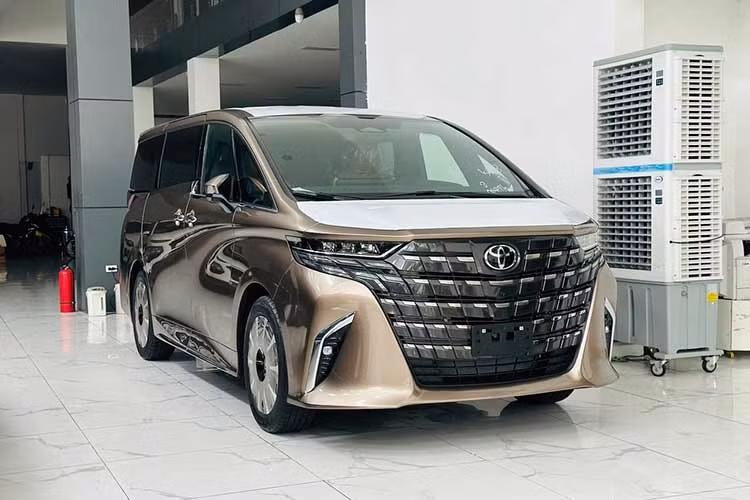 5. Toyota Alphard: 31 xe ﻿Trong tháng 9/2026, Toyota Alphard bán ra 31 xe. So với tháng liền trước, mẫu MPV cỡ lớn này tăng trưởng đến 82,3%. Kết quả cộng dồn trong 9 tháng đầu năm nay của Toyota Alphard lên 261 xe. Toyota Alphard sở hữu giá bán không nằm trong tầm với của số đông người Việt, dao động từ 4,37-4,415 tỷ đồng. Do đó, việc mẫu xe này bán được hơn 30 chiếc một tháng vẫn là khá ấn tượng.