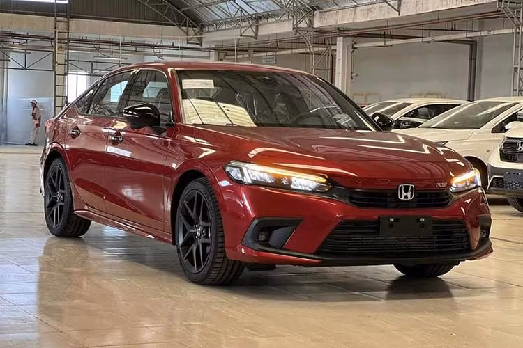 6. Honda Civic: 32 xe ﻿Tháng 9/2026 tiếp tục là tháng không thành công của Honda Civic khi doanh số chỉ dừng ở mức 32 xe, giảm 3%. Từ đầu năm đến nay, khách hàng Việt đã mua tổng cộng 505 chiếc Civic. Tương tự Hyundai Elantra, Civic cũng bị giảm sức hút do người Việt thay đổi thị hiếu, không còn ưa chuộng sedan. Bên cạnh đó, mẫu xe này còn sở hữu giá bán cao nhất phân khúc, dao động từ 789-999 triệu đồng.