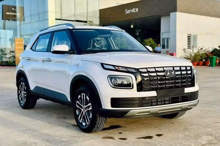 8. Hyundai Venue: 46 xe ﻿Ngoài Elantra, thương hiệu Hyundai còn góp một mẫu xe nữa vào top 10 ô tô bán kém nhất Việt Nam trong tháng 9/2026, đó là Venue. Doanh số của mẫu xe này dừng ở mức 46 chiếc, tăng nhẹ 6,97%. Tính từ đầu năm đến nay, thương hiệu Hyundai đã bán được 870 chiếc Venue cho người Việt. Theo một số nguồn tin, Hyundai Venue sắp bị thay thế bởi người anh em Exter tại thị trường Việt Nam.
