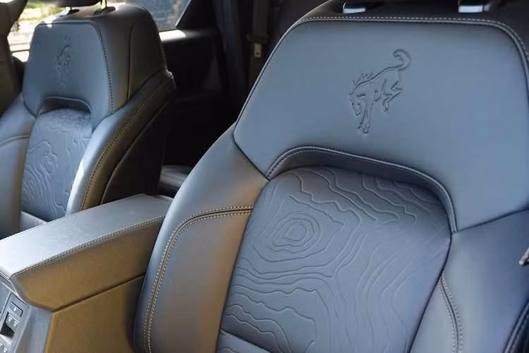 Trong khi đó, bản Badlands bổ sung tùy chọn ghế Marine Grade Vinyl (MGV) cải tiến với thiết kế riêng biệt, bao gồm cả tính năng chỉnh điện lần đầu tiên xuất hiện. Chất liệu MGV mới giữ nguyên ưu điểm dễ vệ sinh, chống chịu thời tiết tốt nhưng nâng cao đáng kể sự thoải mái cho người ngồi.