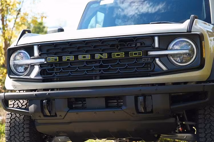 Điểm nâng cấp đáng chú ý nhất trên Bronco 2027 là sự xuất hiện phổ biến hơn của khối động cơ 3.0L EcoBoost V6 tăng áp kép. Trước đây vốn tạo nên sức mạnh cho phiên bản hiệu năng cao Bronco Raptor hay Ranger Raptor.