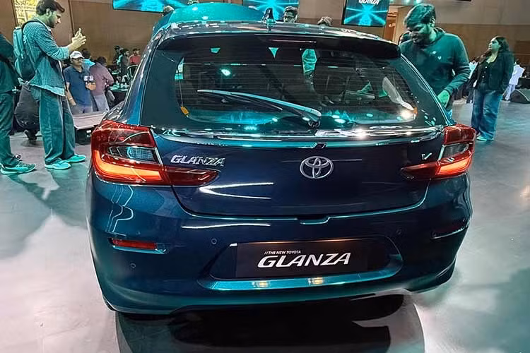 Dưới nắp capo, Toyota thực hiện sự thay đổi lớn về hệ động lực. Động cơ xăng hút khí tự nhiên K12 4 xi-lanh dung tích 1.2L cũ đã được thay thế bằng động cơ 3 xi-lanh dung tích 1.2L mới. Khối động cơ này thực chất là mã Z12E của Maruti Suzuki, trang bị kim phun đôi trên mỗi xi-lanh, mang lại trọng lượng nhẹ hơn và tối ưu hóa khả năng tiết kiệm nhiên liệu.