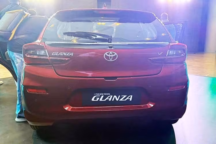 Logo Toyota được dời vị trí từ lưới tản nhiệt lên mép trước của nắp capo. Đèn sương mù phía trước chuyển sang dạng hình chữ nhật thon gọn. Xe còn được bổ sung thêm ốp hông. Thân xe tiếp tục sử dụng bộ mâm hợp kim 16 inch tương tự bản tiền nhiệm.