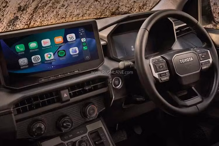 Thông tin về động cơ hiện chưa được Toyota xác nhận. Một số nguồn tin cho rằng động cơ diesel 2.8L có thể tiếp tục được sử dụng, trong khi hệ thống hybrid nhẹ 48V cũng có khả năng xuất hiện trên một số phiên bản. Đây vẫn là những thông tin chưa chính thức.