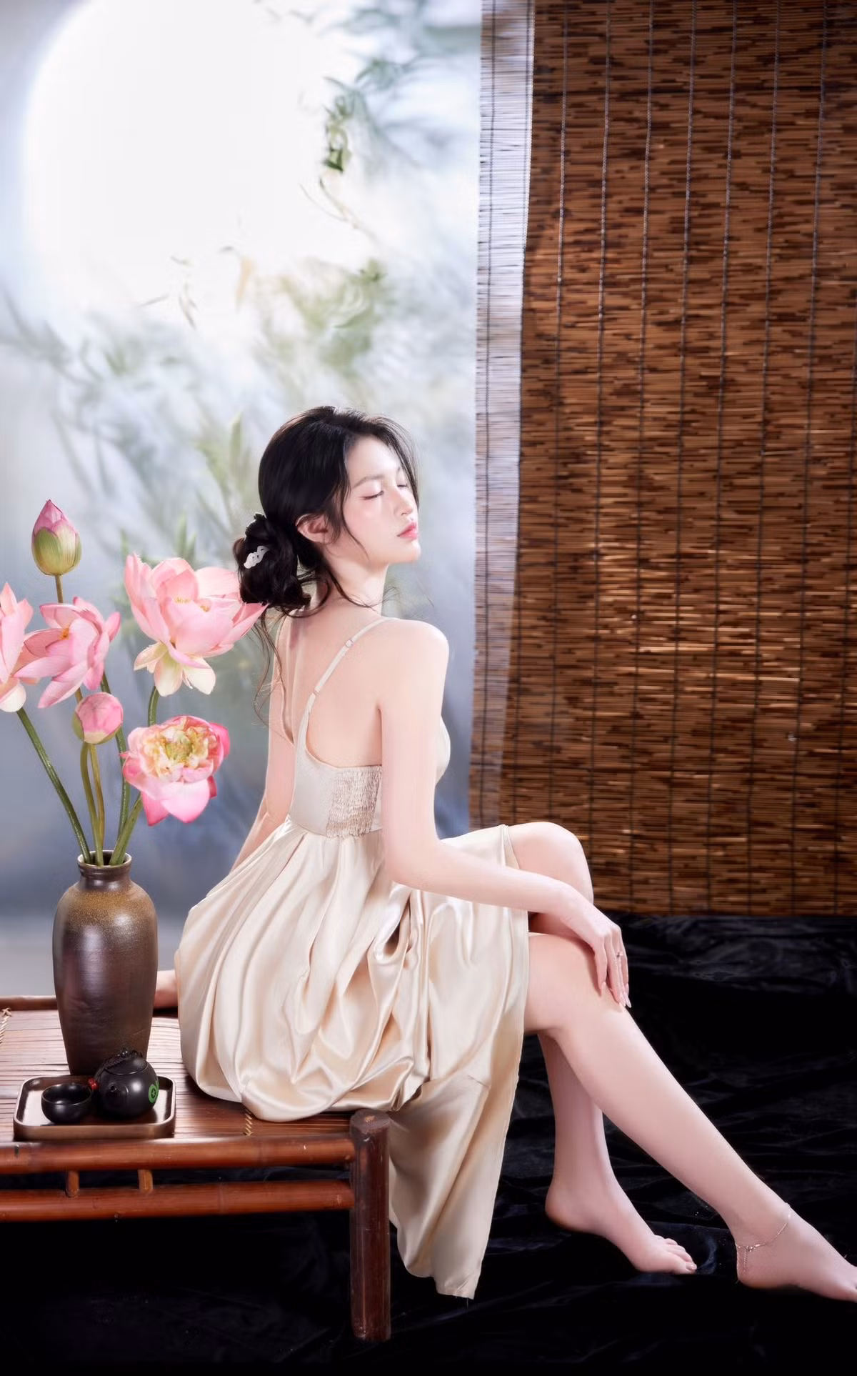 Mái tóc búi nhẹ nhàng cài hoa, cùng lớp trang điểm trong trẻo càng làm nổi bật nhan sắc mê mẩn của hot girl.