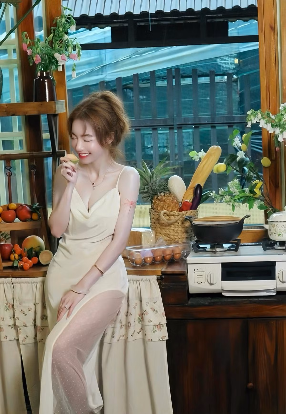 Nhiều khán giả nhận xét nhan sắc hiện tại của Elly Trần mang vẻ đẹp “phi giới hạn tuổi tác”, thậm chí gợi liên tưởng đến những gương mặt được xử lý bằng công nghệ AI nhờ độ hoàn hảo trong từng góc chụp.