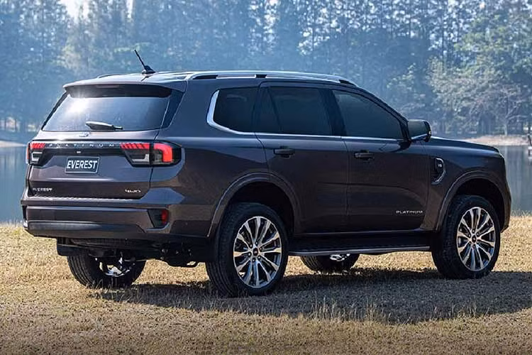 Ford Everest Platinum V6 2026 thế hệ mới sở hữu kích thước không đổi ở mức 4.914 x 1.923 x 1.842 mm, chiều dài cơ sở 2.900 mm. Ngoài ra, logo hai bên cánh cửa trước và ốp nhựa nối liền cụm đèn hậu phía sau. Hai bên mang cá trên vòm bánh trước gắn thêm logo V6.