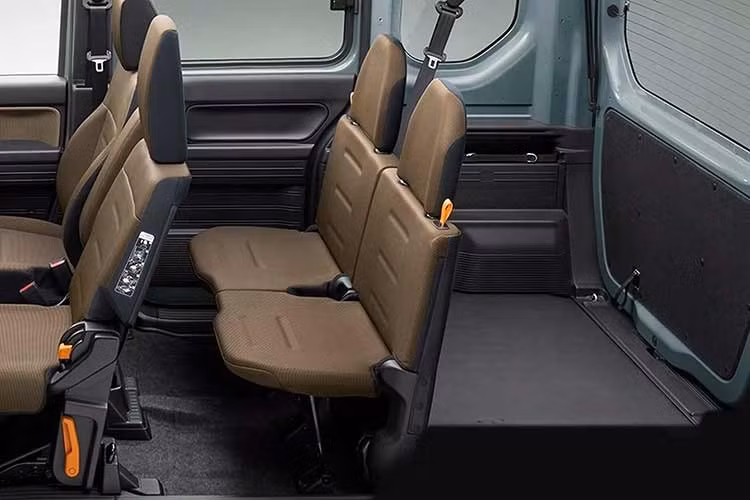 Tại thị trường Nhật Bản, Honda N-Van 2026 có giá khởi điểm từ 1.498.200 yên (khoảng 248 triệu đồng) cho phiên bản tiêu chuẩn dẫn động cầu trước, hộp số sàn.