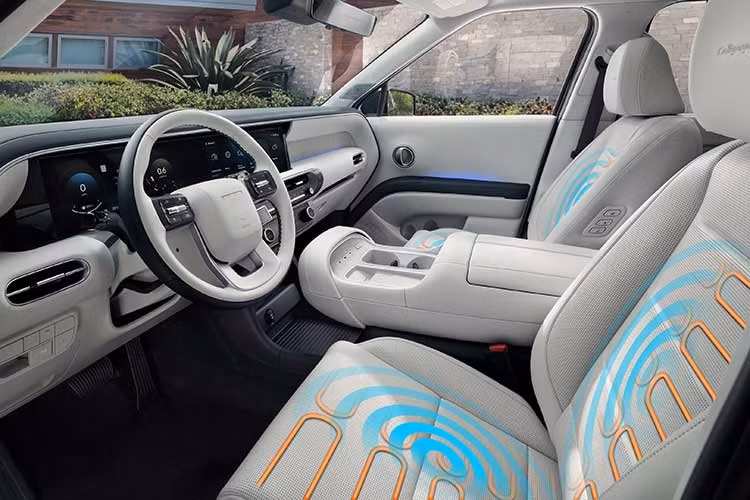 Bên trong Hyundai Palisade 2026 là không gian nội thất 3 hàng ghế với cấu hình 7 chỗ hoặc 8 chỗ ngồi. Trong đó, bản 7 chỗ đi kèm 2 ghế thương gia ở giữa, có thể gập, trượt và ngả chỉnh điện. Hai ghế này còn có tính năng massage tùy chọn và nghiêng để tạo ra lối đi rộng hơn xuống hàng ghế cuối. Riêng hàng ghế thứ ba có thể trượt về phía trước, tăng thể tích khoang hành lý lên 615 lít.
