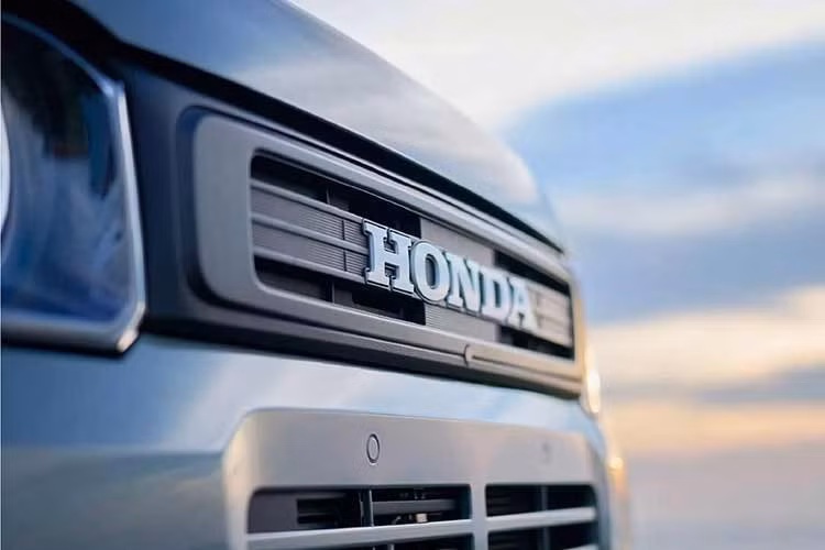 Thiết kế N-Van 2026 theo kiểu hộp vuông vức để tối ưu không gian nội thất — kiểu xe mà người Nhật gọi là "tall van". Nhìn từ ngoài, xe trông khá khiêm tốn về kích thước, nhưng bước vào trong thì câu chuyện lại hoàn toàn khác