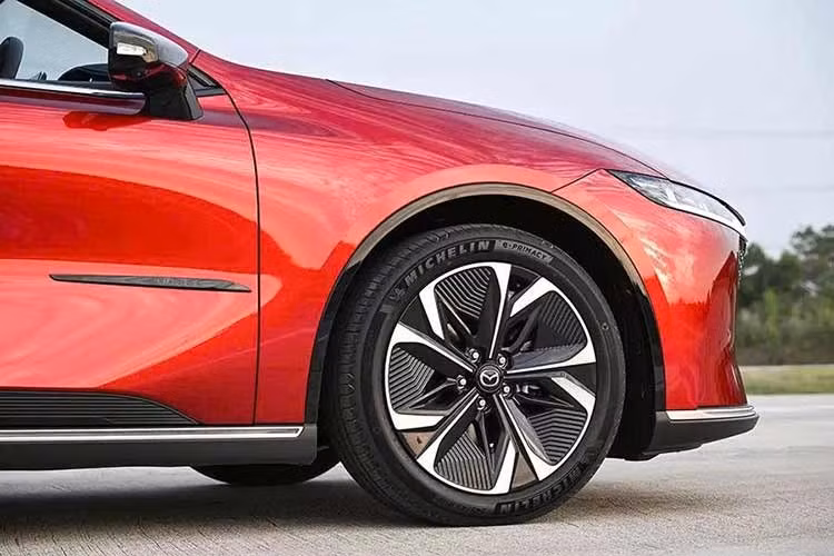 Tuy dùng nền tảng khung gầm của Changan, diện mạo của Mazda 6e vẫn mang đậm dấu ấn thiết kế Kodo quen thuộc. Mẫu xe này sử dụng mặt ca-lăng Flying Signature dạng đóng kín, tích hợp khả năng báo trạng thái sạc.