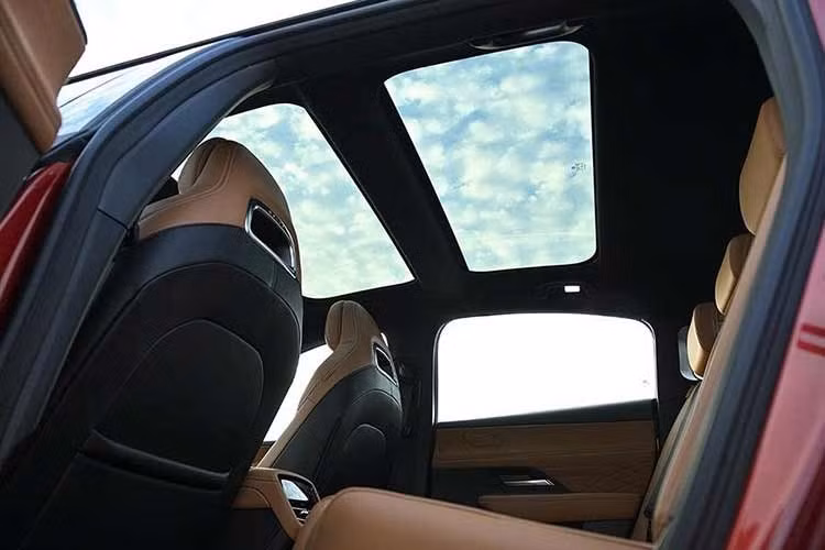Về trang bị, Mazda 6e sở hữu màn hình trung tâm 14,6 inch đặt nổi trên táp-lô, bảng đồng hồ kỹ thuật số 10,2 inch, màn hình AR-HUD 50 inch, hệ thống âm thanh Sony 14 loa, đèn viền nội thất 64 màu, gương chiếu hậu chống chói tự động, sạc không dây và cửa sổ trời toàn cảnh.