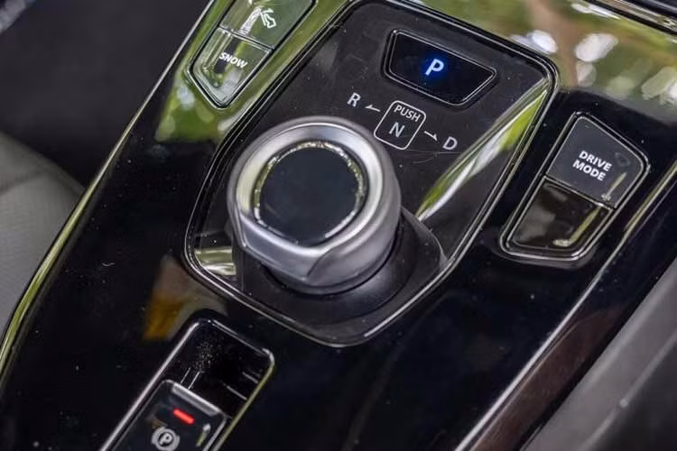 Tương tự Toyota Urban Cruiser tại Malaysia, Suzuki eVitara cũng được bán với cấu hình 1 mô-tơ điện nằm trên cầu trước. Thông số kỹ thuật cũng hoàn toàn giống với anh em song sinh, gồm công suất tối đa 172 mã lực và mô-men xoắn cực đại 193 Nm. Xe có thể tăng tốc từ 0-100 km/h trong 8,7 giây và đạt tốc độ tối đa 150 km/h.