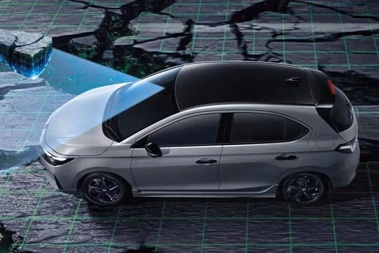 Ở lần nâng cấp này, Honda City được thay đổi đáng kể ở ngoại thất. Xe có cụm đèn pha Projector Lens thiết kế mới, dải đèn LED nối liền phía trước, lưới tản nhiệt và cản trước mới, mâm hợp kim 16 inch hai tông màu, logo H Mark đơn sắc, đèn hậu thiết kế mới và cản sau tinh chỉnh.
