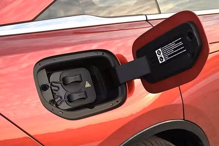 Các chi tiết đáng chú ý khác gồm hệ thống đèn trước chia 2 tầng, dải LED ban ngày nằm phía trên, bộ mâm 19 inch 5 chấu kép thiết kế theo hướng khí động học, tay nắm cửa chìm, cụm đèn hậu tạo hình bán nguyệt kéo dài ngang đuôi xe và cánh gió sau có thể tự động thay đổi theo tốc độ vận hành.