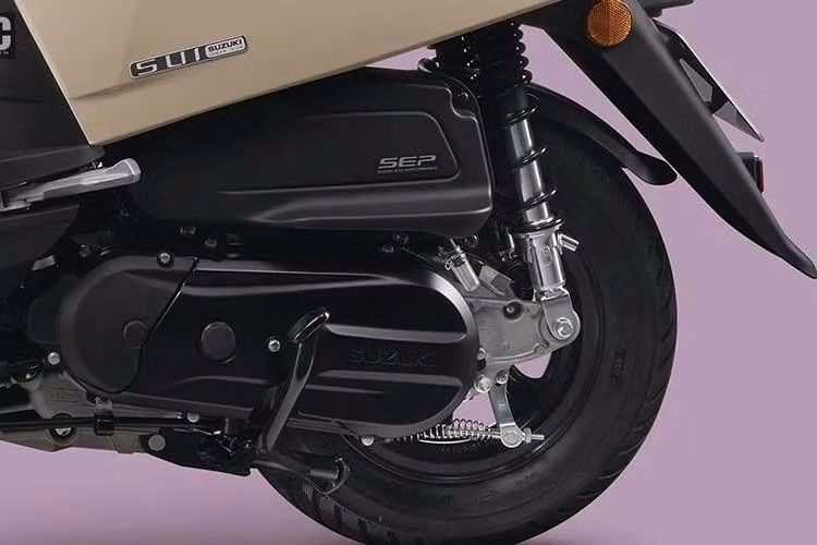 Suzuki SUI sử dụng bộ vành 10 inch ở cả hai bánh cùng lốp kích thước 100/90-10. Hệ thống phanh gồm đĩa đơn 200 mm phía trước kết hợp phanh tang trống phía sau. Trong khi đó, hệ thống treo sau sử dụng giảm xóc đôi có thể điều chỉnh ba cấp độ tải trước, cho phép người dùng tùy chỉnh phù hợp với điều kiện vận hành hoặc tải trọng khác nhau.