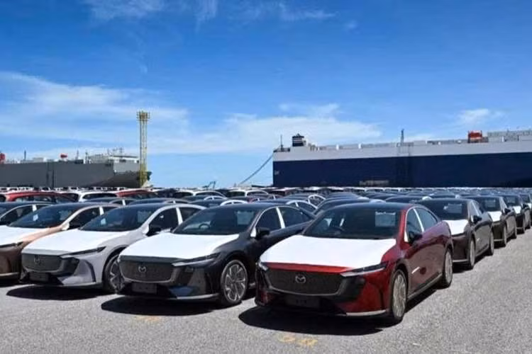 Xe được nhập khẩu nguyên chiếc từ Trung Quốc, bán ra tại Thái Lan với 2 phiên bản là Premium và Exclusive. Giá bán dao động từ 1,169 - 1,199 triệu baht (tương đương khoảng 935-959 triệu đồng). Đây là mẫu sedan hạng D được Mazda phát triển trên nền tảng EPA của Changan - một trong những đối tác Trung Quốc của hãng.
