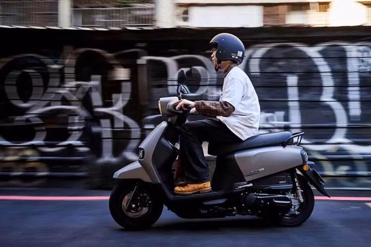 Xe có mức tiêu thụ nhiên liệu khoảng 47,18 km/lít, bình xăng dung tích 5,5 lít đáp ứng những cung đường vận hành dài. Tại thị trường Đài Loan, mẫu xe tay ga Suzuki SUI 2026 được phân phối với giá bán 77.000 Tân Đài tệ (tương đương khoảng 63,9 triệu đồng).