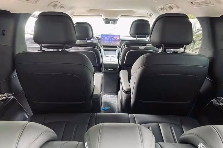 Sức mạnh của Linghui M9 đến từ hệ truyền động hybrid sạc điện gồm máy xăng tăng áp 1.5L, một mô-tơ điện đồng bộ nam châm vĩnh cửu và bộ pin Blade. Động cơ xăng có công suất tối đa 154 mã lực trong khi mô-tơ điện mạnh 268 mã lực. Hệ truyền động này không có gì thay đổi so với BYD M9 DM-i.