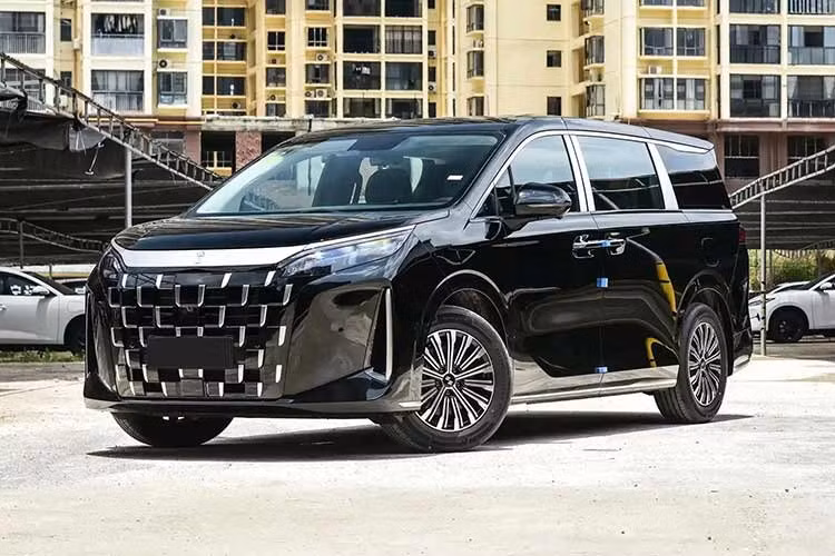 Vào hồi tháng 2/2026 đầu năm nay, hãng BYD đã tung ra những hình ảnh chính thức của mẫu MPV cỡ lớn mang tên Linghui M9. Đây thực chất là phiên bản giá rẻ của dòng xe M9, phục vụ thị trường taxi và dịch vụ gọi xe, đồng thời được bán dưới thương hiệu con Linghui của BYD. M9 là mẫu xe đầu bảng đồng thời là xe hybrid duy nhất của thương hiệu Linghui tính đến thời điểm hiện tại.