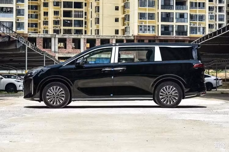 Đến nay, những chiếc BYD Linghui M9 đã có mặt tại các đại lý ở Trung Quốc trước khi được chính thức được bán ra. Mặc dù xe đã xuất hiện tại các showroom Trung Quốc nhưng hãng vẫn chưa công bố giá bán. Thiết kế ngoại thất của mẫu MPV này tương đồng với BYD M9 DM-i dành cho khách hàng cá nhân, nhưng được bổ sung logo của thương hiệu Linghui và thay đổi ở một số chi tiết nhỏ.