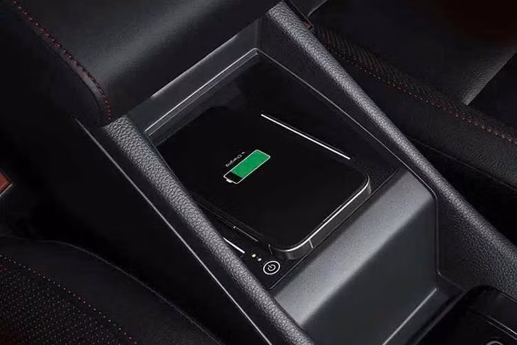 Về kích thước, phiên bản City sedan sở hữu chiều dài 4.553 mm, chiều rộng 1.748 mm, chiều cao 1.467 mm cùng chiều dài cơ sở 2.589 mm. Khoảng sáng gầm xe đạt 135 mm. Trong khi đó, phiên bản hatchback có chiều dài ngắn hơn ở mức 4.369 mm nhưng chiều cao tăng lên 1.501 mm. Khoảng sáng gầm của bản hatchback cũng cao hơn, đạt 147 mm.