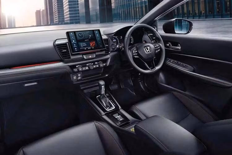 Bên trong không gian cabin, mẫu sedan hạng B được nâng cấp hàng loạt tiện nghi cao cấp nhằm tối ưu hóa trải nghiệm người dùng. Khu vực trung tâm nổi bật với màn hình cảm ứng giải trí dạng nổi có kích thước lên tới 10 inch, hỗ trợ kết nối Apple CarPlay và Android Auto không dây.