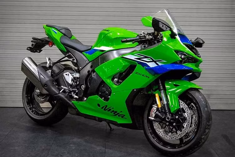 So sánh quây gió mới với thiết kế trước đó, ZX-10R 2026 sử dụng các cạnh sắc nét hơn nhiều, vuốt nhọn hơn một chút về phía trước và khá giống đàn em ZX-6R. Khe hút gió trung tâm Ram Air được đặt cao hơn, vẫn nằm ở vị trí trung tâm nhưng được bố trí phía trên đèn pha và ngay bên dưới các điểm lắp gương chiếu hậu.