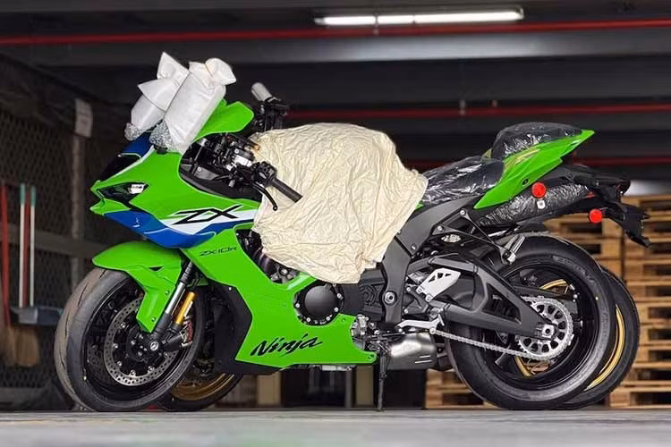 Sau 8 tháng ra mắt, Kawasaki Ninja ZX-10R thế hệ mới đã có mặt tại Việt Nam với quây trước mới, cánh gió khí động học lớn, đèn pha được thiết kế lại và màn hình TFT lớn hơn. Tuy nhiên điều các biker đáng chú ý nhất của mẫu xe mới là giá bán niêm yết chỉ 549 triệu đồng. Mức giá này rẻ hơn thế hệ cũ tới 216 triệu đồng và rẻ hơn mọi mẫu superbike phân khúc 1.000cc trở lên tại Việt Nam.