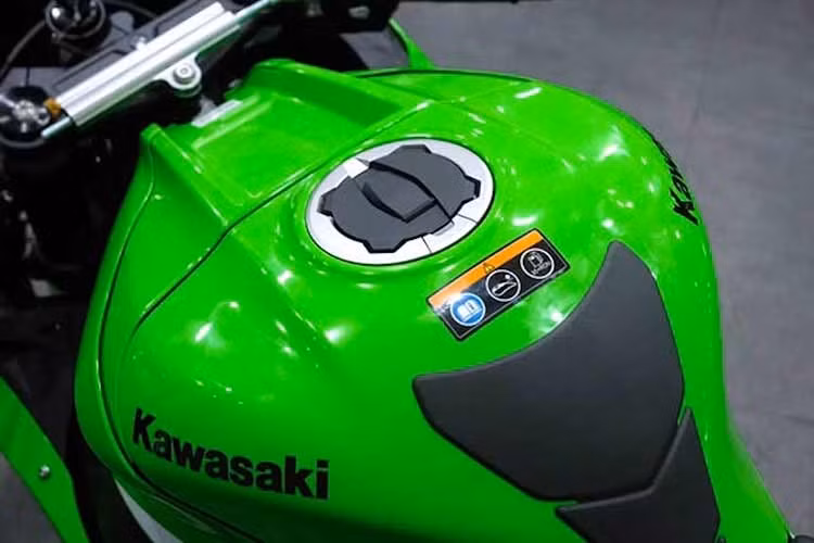 Bằng cách di chuyển hốc hút gió lên cao hơn, Kawasaki đã có thể tạo thêm không gian để lắp đèn pha LED mới cho ZX-10R 2026. Đèn pha chiếu gần sử dụng thiết kế projector LED đơn tiêu cự, trong khi đèn pha chiếu xa và đèn định vị sử dụng chóa phản xạ đặt sâu.