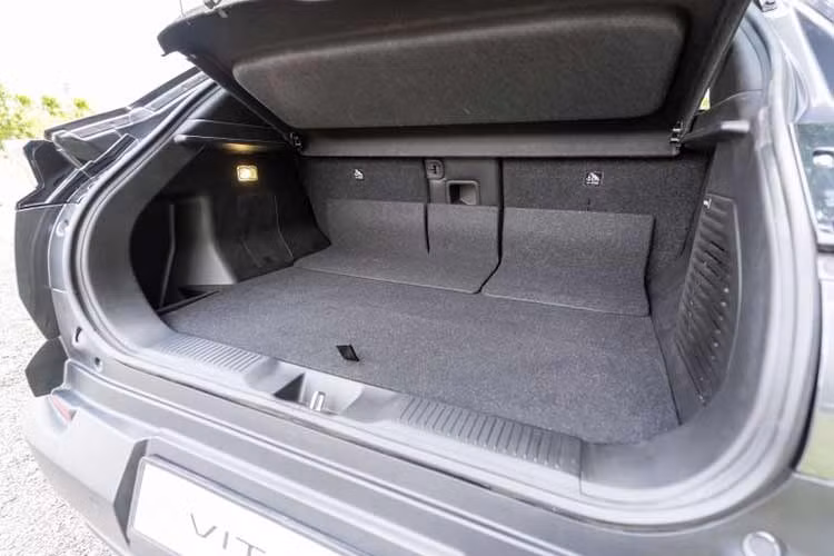 Xe sử dụng pin lithium-sắt-photphat (LFP) 120 tế bào, dung lượng 61,1 kWh. Cụm pin này do BYD cung cấp nhưng được sản xuất tại Ấn Độ. Phạm vi hoạt động theo chu trình WLTP đạt 426 km. Tốc độ sạc tối đa là 7 kW (AC) và 67 kW (DC). Với sạc nhanh DC, xe có thể tăng dung lượng pin từ 15% lên 80% trong khoảng 50 phút. Đối với sạc chậm AC, cần khoảng 9 giờ để sạc đầy pin.
