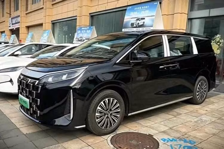 Mẫu MPV thương mại mới xuất hiện như một lựa chọn thay thế cho người anh em BYD M9 DM-i vốn đang bị sụt giảm doanh số ở thị trường Trung Quốc. Mẫu BYD M9 cao cấp dành cho khách hàng cá nhân được bán tại Trung Quốc dưới tên gọi Xia. Xe ghi nhận doanh số 732 xe trong tháng 1/2026, giảm xuống còn 625 xe trong tháng 2. Doanh số tăng lên 897 xe trong tháng 3 trước khi giảm còn 648 xe trong tháng 5, theo dữ liệu từ China EV DataTracker.