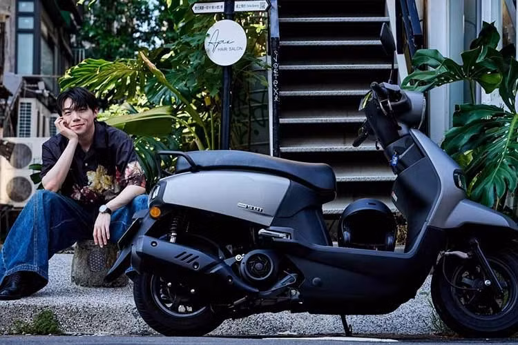 Tên gọi SUI là viết tắt của Suzuki Urban Icon, thể hiện định hướng phát triển một mẫu xe dành cho môi trường đô thị. Phần đầu xe Suzuki SUI 2026 được thiết kế đơn giản với tỷ lệ cân đối, tạo nên một tổng thể nhẹ nhàng và dễ tiếp cận đối với nhiều nhóm khách hàng khác nhau.
